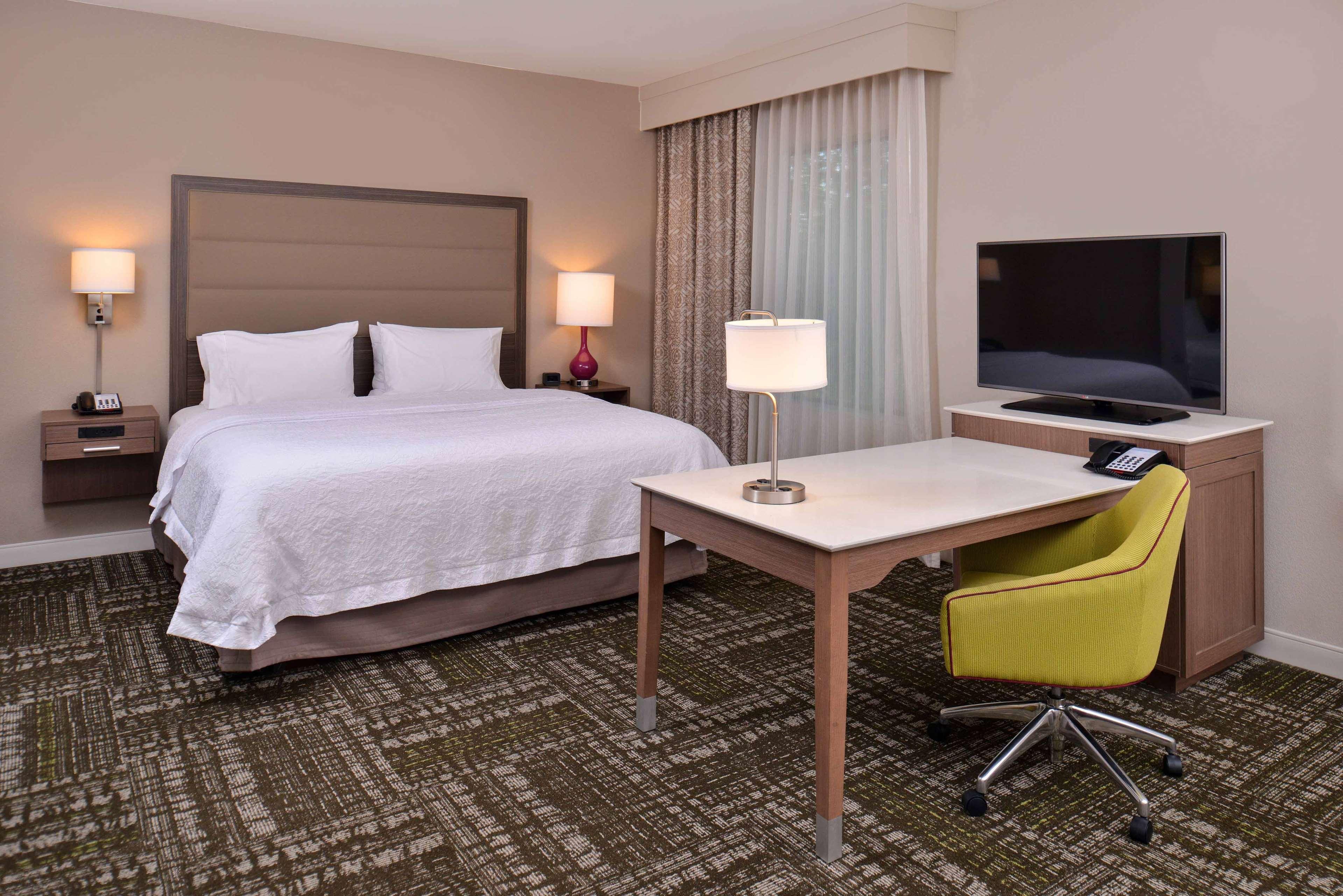 Hampton Inn&Suites Dallas Market Center Exteriör bild