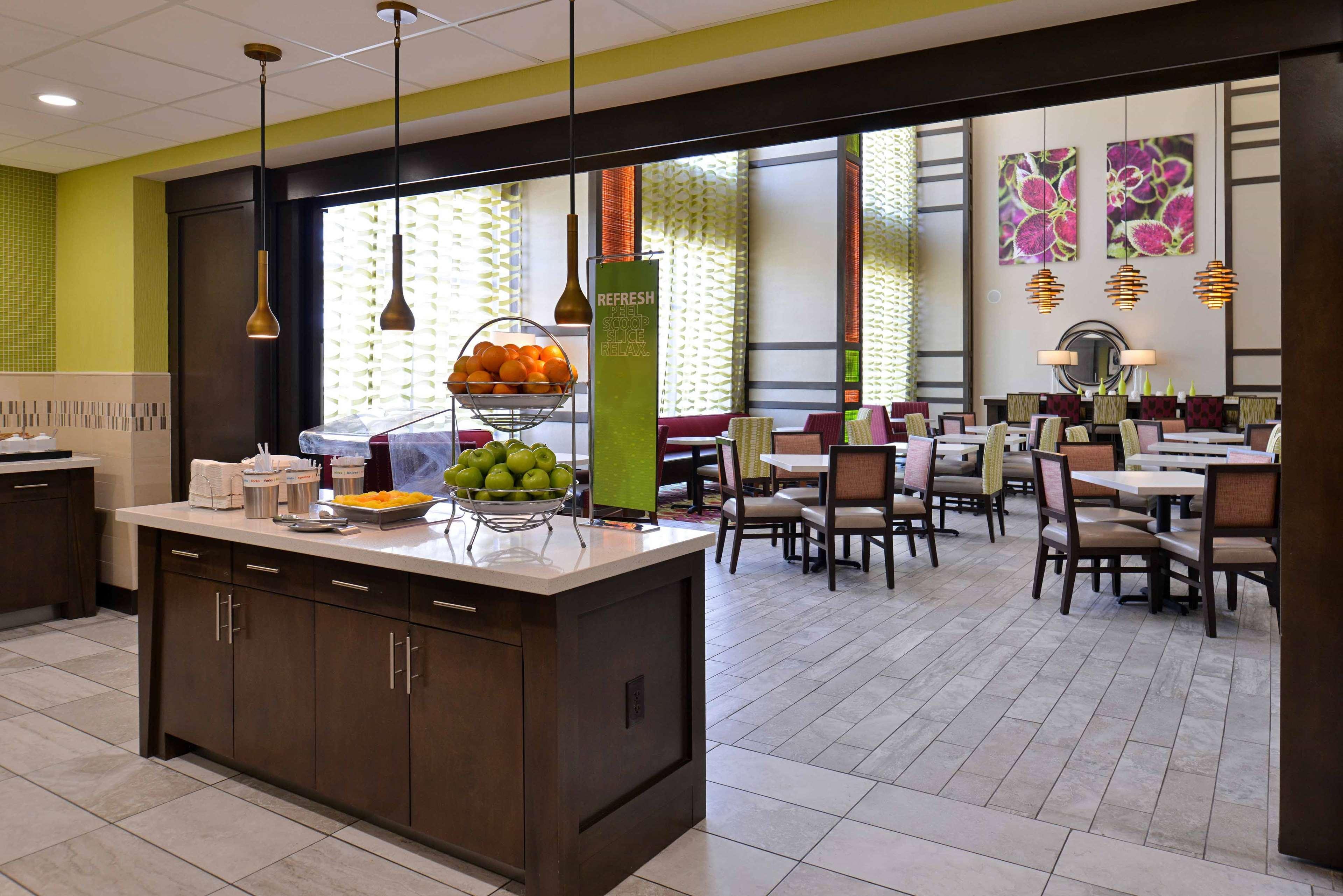 Hampton Inn&Suites Dallas Market Center Exteriör bild